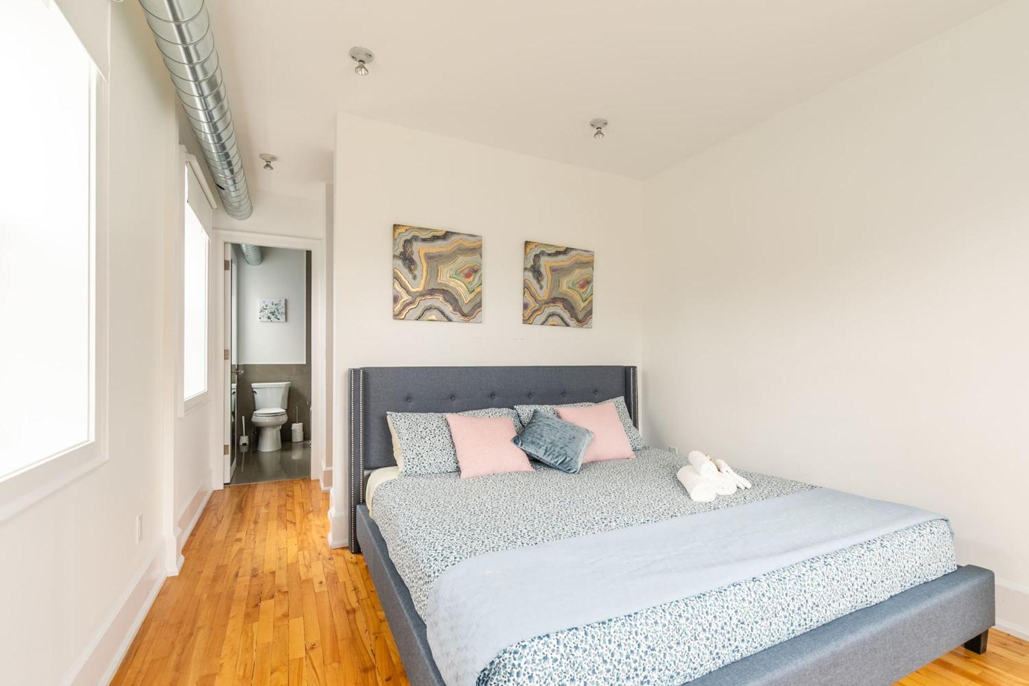 Modern 2 Bedroom Condo - Heart Of Leslieville 토론토 외부 사진