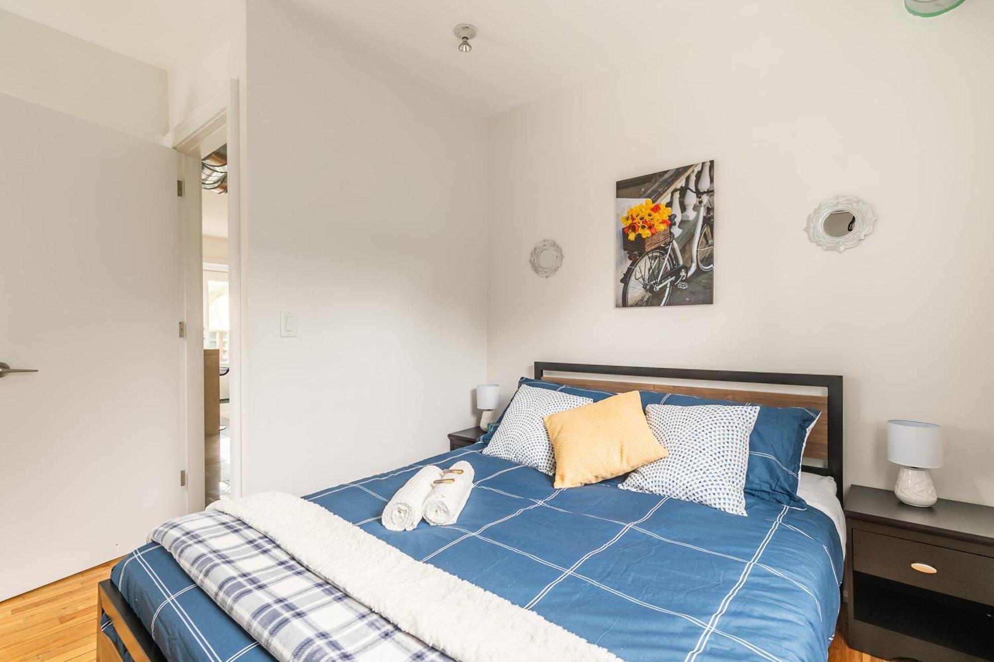 Modern 2 Bedroom Condo - Heart Of Leslieville 토론토 외부 사진