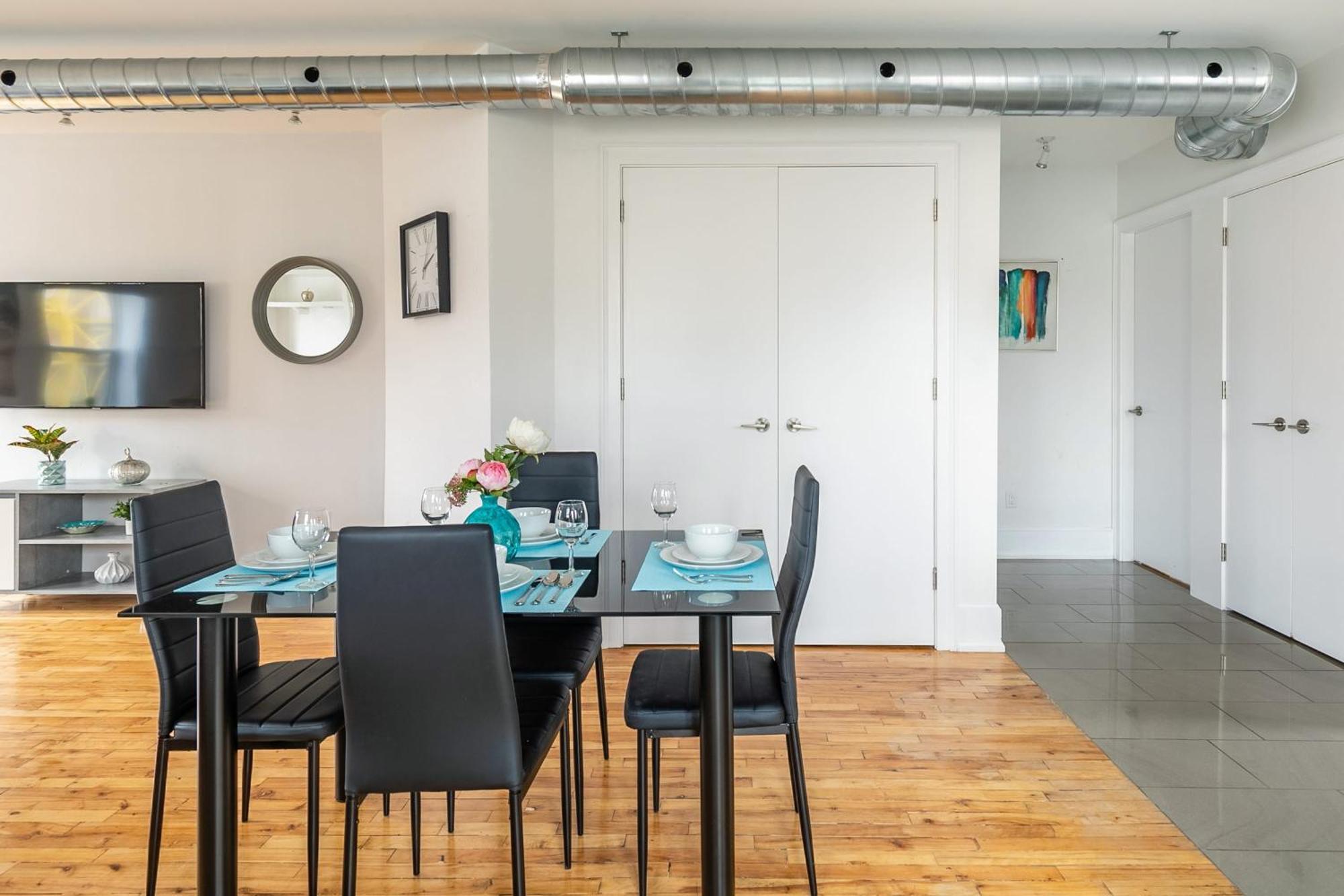 Modern 2 Bedroom Condo - Heart Of Leslieville 토론토 외부 사진