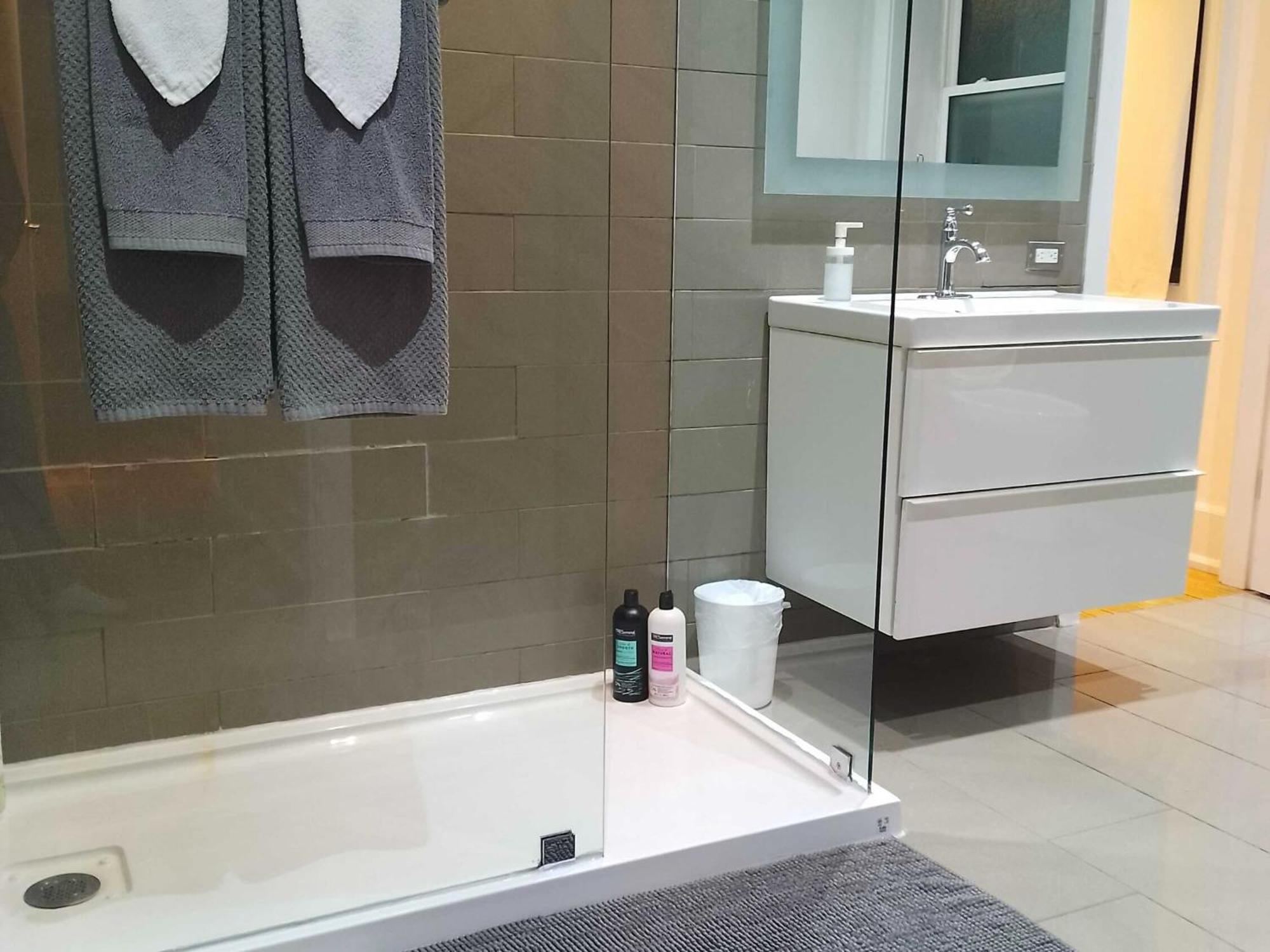Modern 2 Bedroom Condo - Heart Of Leslieville 토론토 외부 사진